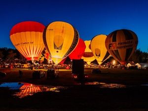 Supporting image for story: Oswestry Balloon Carnival lifts off 