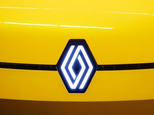 Supporting image for story: Renault models to wear new logo from 2024