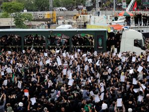 Supporting image for story: Iran begins burying late president and others killed in helicopter crash