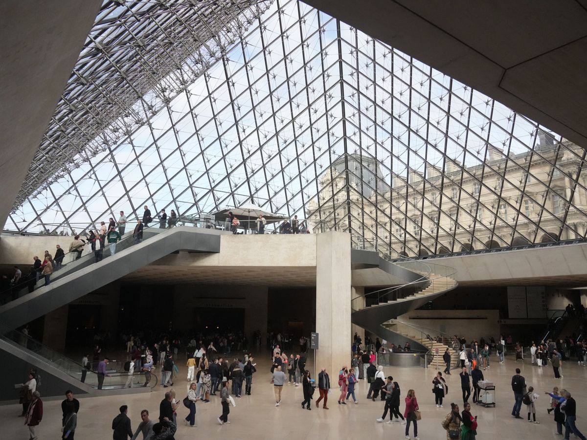 Louvre director acknowledges &lsquo;terrible failure&rsquo; after daylight crown jewel heist