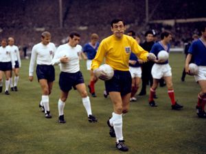 Supporting image for story: 5 memorable meetings between England and France