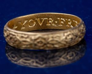 The inside of the 16th-century ring bears the inscription Yovr Frende in Deede (Your Friend in Deed), perhaps linking it to the gunpowder plotters.