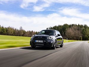 Supporting image for story: Mini celebrates manual gearbox with new 1to6 Edition