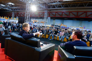 Warm up – Jonnie Irwin chats to an audience at A Place in the Sun