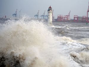 Supporting image for story: Storm Kathleen: Thousands of passengers hit by delays as flights cancelled