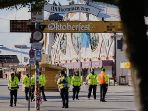 Supporting image for story: Police say Oktoberfest has reopened after security sweep over bomb threat