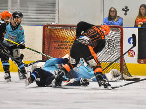 Supporting image for story: Fan favourite Andy McKinney back to help Telford Tigers