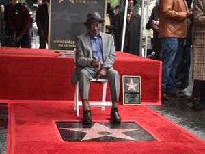 Supporting image for story: Jennifer Coolidge says 2 Broke Girls co-star Garrett Morris taught her gratitude