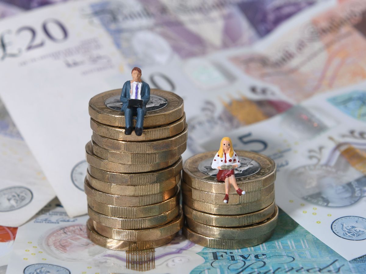 Student loan term tweaks leave some people thousands of pounds worse off – study