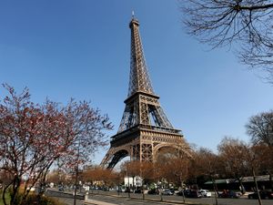 Supporting image for story: Britons in France face dash to get home before quarantine imposed