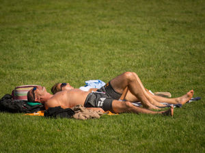 Supporting image for story: Temperatures could soar to 32C this week as Met Office reveals when heatwave will end