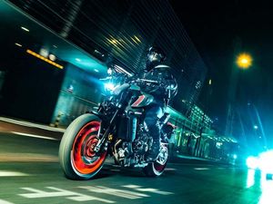Supporting image for story: New Yamaha MT-09 brings lower weight and more power