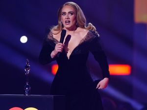 Supporting image for story: Adele pauses first Munich concert to take off part of her dress after heavy rain