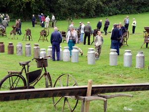 Supporting image for story: 2,000 turn out for big auction at Shropshire farm