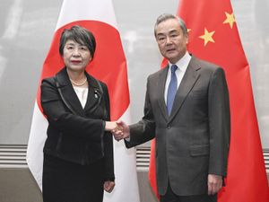 Supporting image for story: Japanese and Chinese ministers meet in bid to resolve seafood dispute