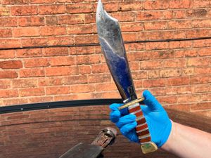 Supporting image for story: Traffic police rammed by car thief who had two huge knives 