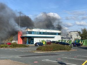 Supporting image for story: Wednesbury fire: Smoke billows out from major factory blaze