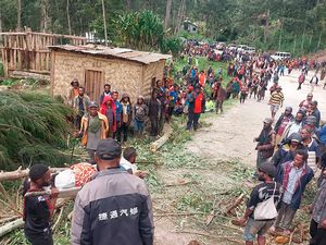 Supporting image for story: Emergency convoy takes aid to survivors of Papua New Guinea landslide