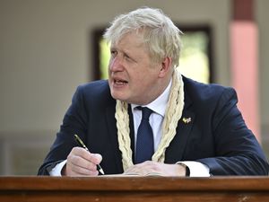 Supporting image for story: Government drops attempt to delay decision on Johnson partygate investigation