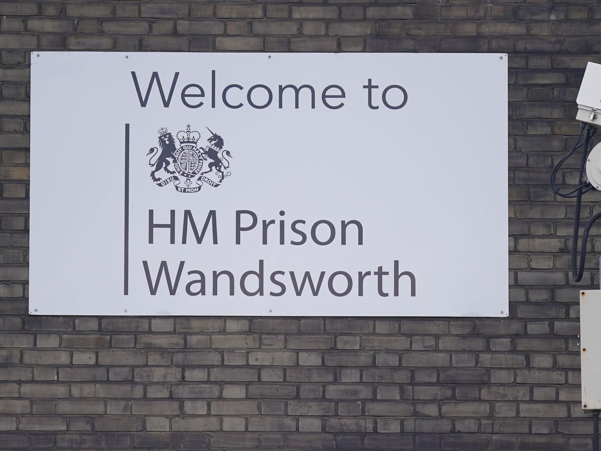 Prison governors in crisis talks as hunt continues for wrongly released inmates