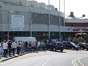 Supporting image for story: Long queue for animal show