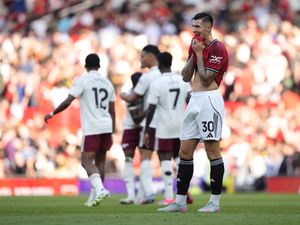 Supporting image for story: Man Utd lose thrilling league opener to Arsenal after Altay Bayindir blunder