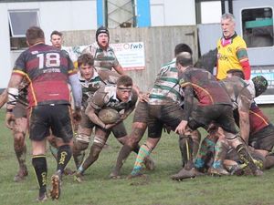 Supporting image for story: Clee close in on title