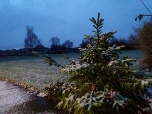 Supporting image for story: Midlands weather: Temperatures plunge as snow flurries arrive