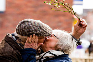 Supporting image for story: Five-hour mistletoe kissathon at Tenbury festival - with pictures
