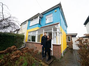 Supporting image for story: UK couple paint their house in colours of Ukraine flag