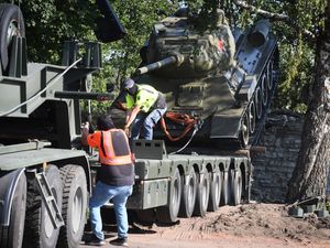Supporting image for story: Estonia to remove Soviet monument which is ‘public order risk’