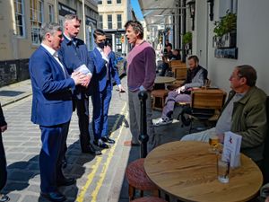Supporting image for story: Labour leader clashes with pub landlord in lockdown row