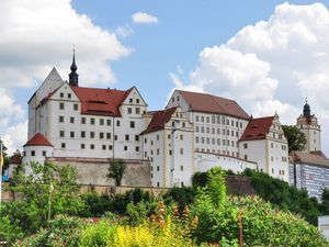 Supporting image for story: Blind Dave "amazed anyone escaped" from Colditz after Mayor welcomes team to town