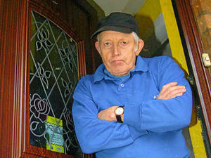 Supporting image for story: Strongman Ray is duped by thieves