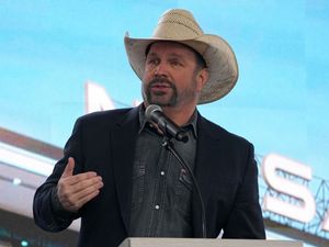 Supporting image for story: Garth Brooks accused of rape in lawsuit from hair and make-up artist