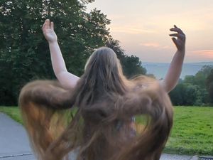 Supporting image for story: Woman with Rapunzel-style locks gets world record for longest hair donation
