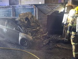 Oštećeno vozilo i garaža. Slika: Služba za vatrogasnu i spasilačku službu u Shropshireu.