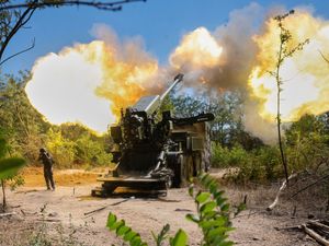 Supporting image for story: Russia launches missile attack on Ukraine as Zelensky seeks security guarantees