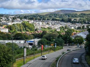 Supporting image for story: Welsh First Minister asks PM to urgently consider travel restrictions in England