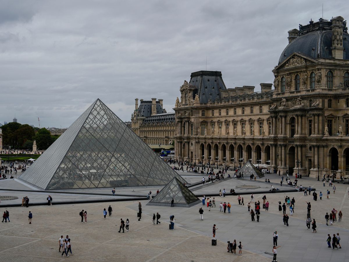 Louvre museum closed after robbery, says French culture minister