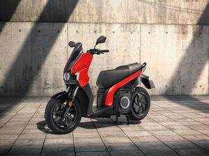 Supporting image for story: Seat introduces electric scooter with removable battery