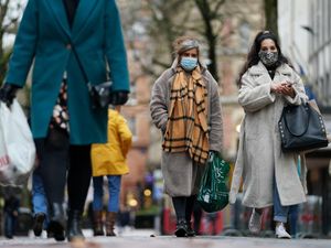 Supporting image for story: Covid-19: What is happening amid a wave of Omicron cases across the UK?