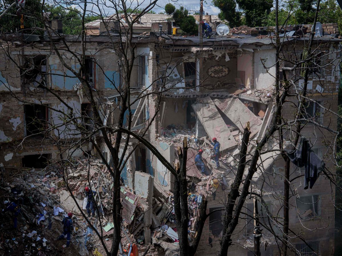 Russian attacks kill civilians in Ukraine as Zelensky seeks more western aid