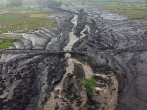Supporting image for story: More than 40 dead after flash floods on Indonesia’s Sumatra Island