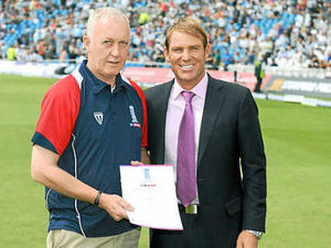 Supporting image for story: Shropshire cricket coach Caine receives accolade from Shane Warne
