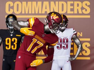 Supporting image for story: Trump threatens to hold up stadium deal over Washington name change