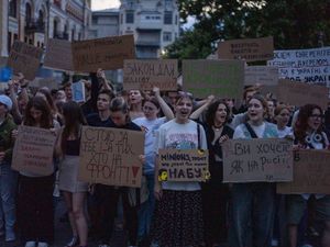 Supporting image for story: Zelensky faces backlash as Ukrainians protest against new anti-corruption law