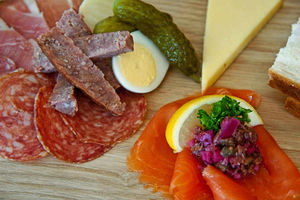 Supporting image for story: It's lakeside luxury