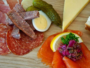 Supporting image for story: It's lakeside luxury