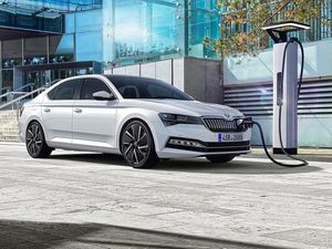 Supporting image for story: Updated Skoda Superb revealed with plug-in hybrid variant